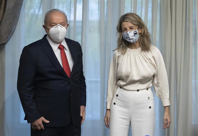 Archivo - El expresidente de Brasil Luiz Inácio Lula da Silva y la ministra de Trabajo y Economía Social, Yolanda Díaz, posan antes de su reunión, en el Hotel Wellington de Madrid, a 19 de noviembre de 2021, en Madrid (España).