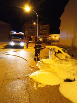 Bomberos sofocan un incendio en San Adrián.