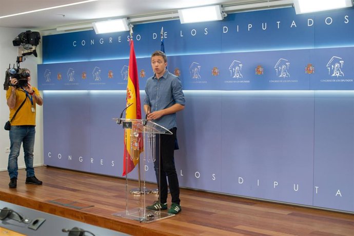 El líder de Más País, Íñigo Errejón, interviene en una rueda de prensa previa a una Junta de Portavoces, en el Congreso de los Diputados, a 20 de septiembre de 2022, en Madrid (España).