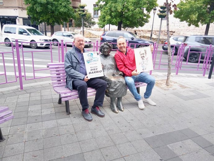 Germán Díez Barrio (izquierda) posa con el reconocimiento de la Asociación Cultural Eclipse junto a la estatua de Rosa Chacel y el responsable de la asociación, Miguel Asensio.