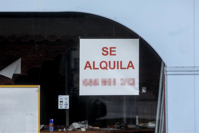 Archivo - Un cartel de un alquiler, a 18 de enero de 2021, en Madrid, (España). 