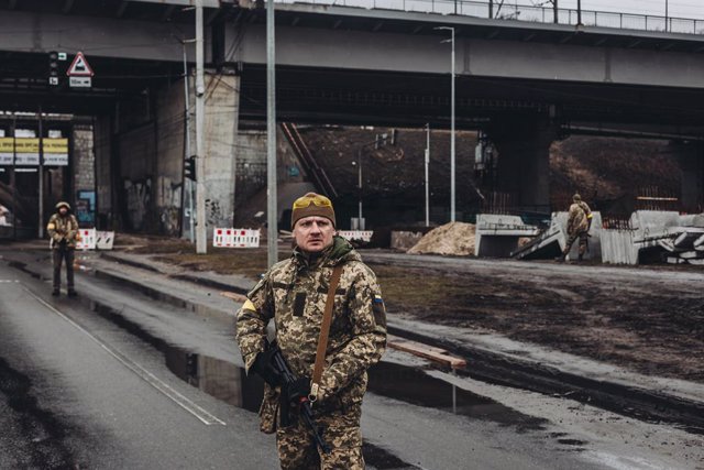 Archivo - Un milicià ucraïnès controla una carretera