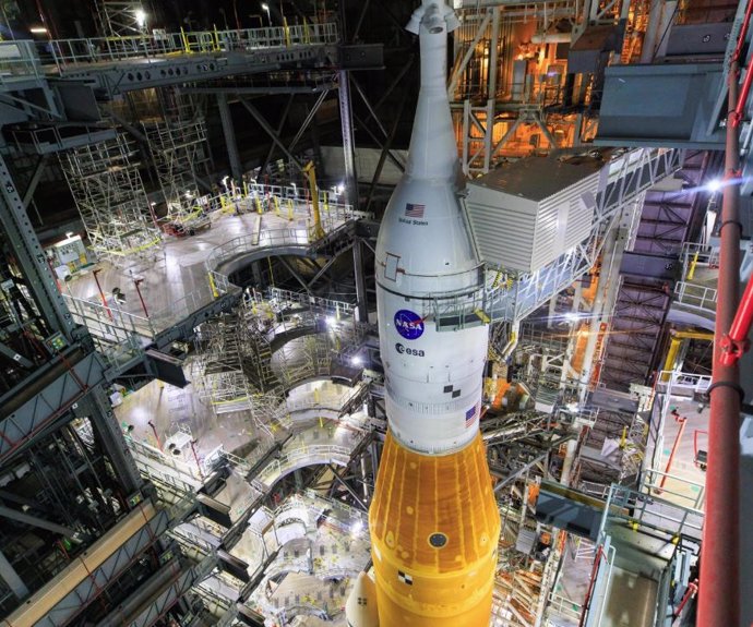 Vista de la nave Orion en lo alto del cohete SLS en el hangar del Centro Kennedy