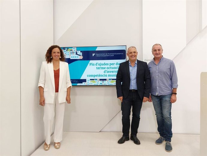 La presidenta del Consell, Catalina Cladera, junto al conseller insular de Promoción Económica y Promoción Local, Jaume Alzamora, presentan el Plan de ayudas para llevar a cabo actuaciones de inversión de competencia municipal