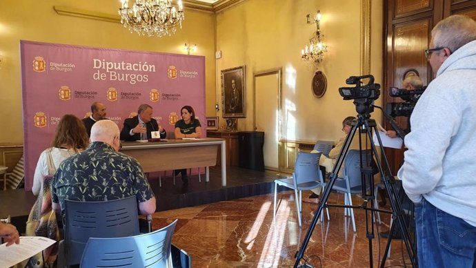 El vicepresidente de la Diputación de Burgos, Lorenzo Rodríguez, y representantes de la plataforma Guzmán Renovables.