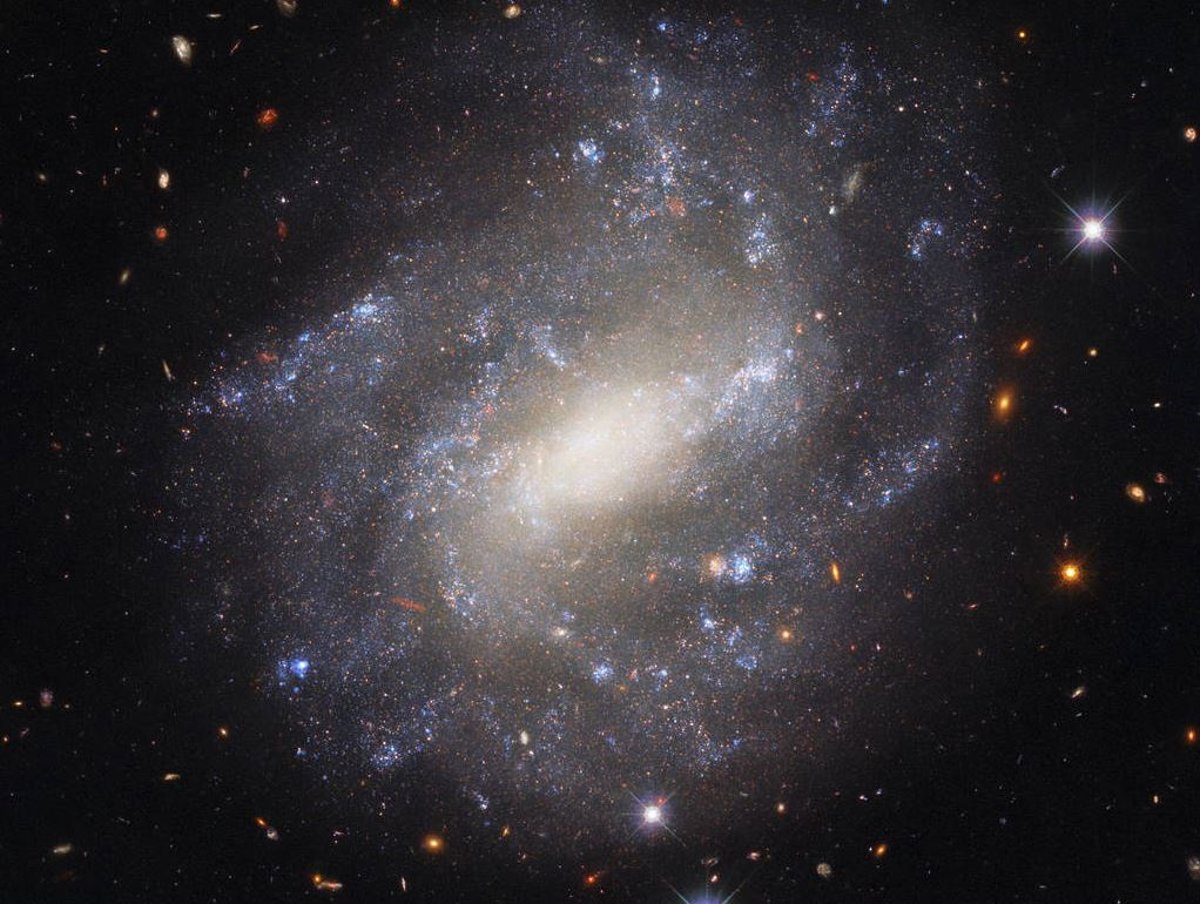 Hubble capta el espléndido aislamiento de una galaxia espiral