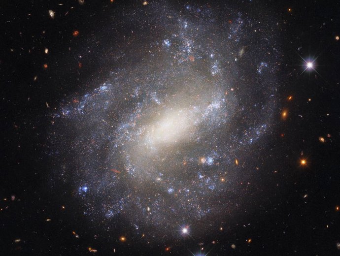 Hubble capta el espléndido aislamiento de una galaxia espiral