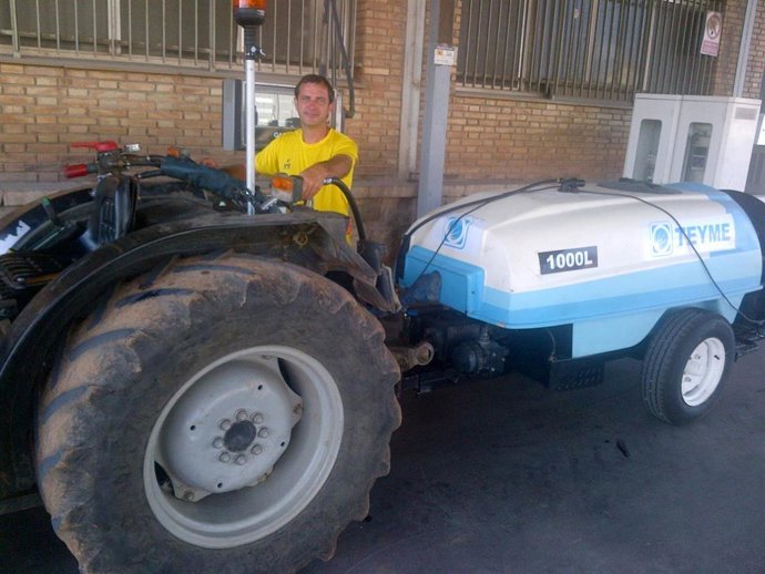 Trabajador del campo repostando