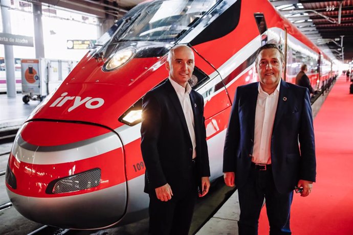 El consejero delegado de la operadora Iryo, Simone Gorini, y el director general de Iryo, Víctor Bañares, junto a un tren durante la presentación de la compañía, en la estación de Atocha