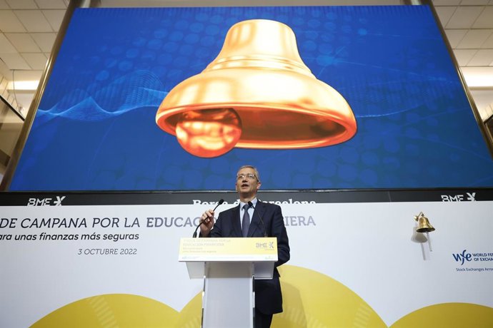 El gobernador del Banco de España, Pablo Hernández de Cos, durante el Toque de Campana por la Educación Financiera, celebrado este lunes 3 de octubre en la Bolsa de Barcelona.