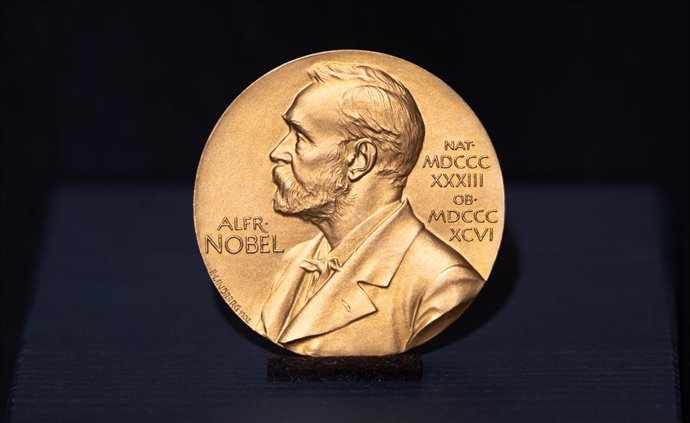 Archivo - FILED - 04 March 2022, Schleswig-Holstein, Luebeck: The Nobel Prize medal for literature, awarded to the German writer Grass in 1999, is on display in the show "Das ist Grass" at the Guenter Grass House. The announcement of this year's, 2022, 