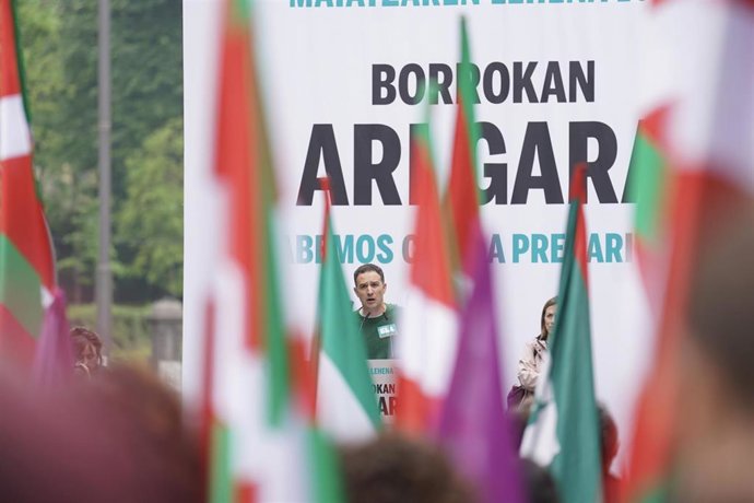 Archivo - El secretario general del sindicato ELA, Mikel Lakuntza, interviene durante la manifestación por el Día Internacional de los Trabajadores o Primero de Mayo