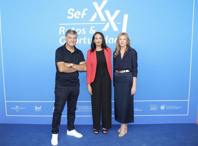 La consejera de Empresa, Empleo, Universidades y Portavocía, Valle Miguélez; el entrenador de tenis y director de la Rafa Nadal Academy, Toni Nadal; y la directora del SEF, Marisa López, durante la celebración del XX aniversario del SEF