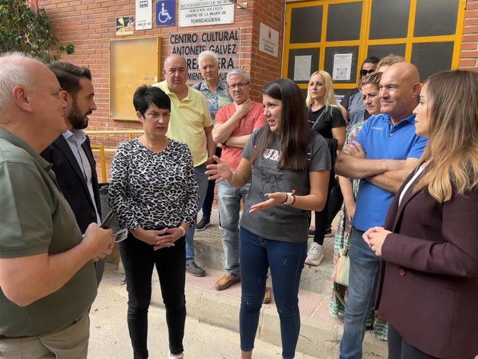 El secretario ejecutivo de Vivienda e Infraestructuras del PPRM, José Francisco Lajara, acompañado por la coordinadora del PP regional y portavoz del PP en el Ayuntamiento de Murcia, Rebeca Pérez; la alcaldesa pedánea de Torreagüera, Silvia Almarcha