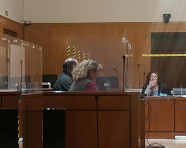 La condenada, en primer plano, y su esposo, en la vista de conformidad celebrada en la Audiencia de Valladolid.