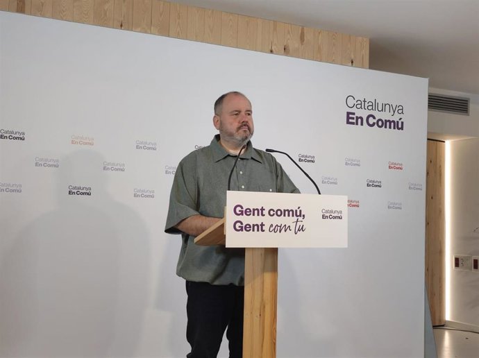 El portavoz de los comuns y diputado en el Congreso, Joan Mena, en rueda de prensa