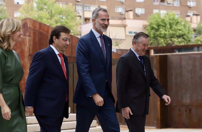 El Rey Felipe VI junto al presidente de la Junta de Extremadura, Guillermo Fernández Vara, el presidente del Instituto de la Empresa Familiar, Andrés Sendagorta y la ministra de Educación, Pilar Alegría