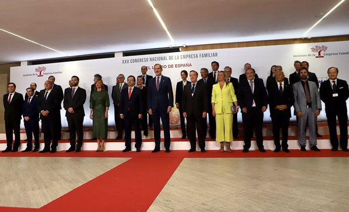 El Rey Felipe VI junto a autoridades en la inauguración del XXV Congreso Nacional de la Empresa Familiar que se celebra en Cáceres