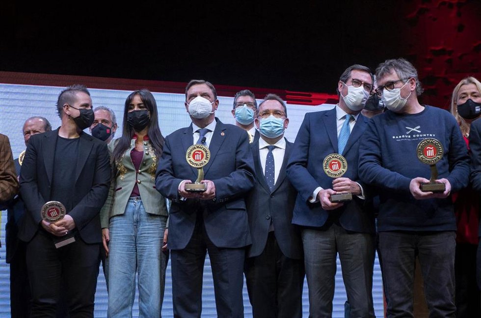 Archivo - El chef de DiverXO, Dabiz Muñoz; el ministro de Agricultura, Luis Planas; el secretario general de Hostelería de España, José Luis Yzuel; el presidente de la CEOE, Antonio Garamendi, en la XV edición de los Premios Nacionales de Hostelería 