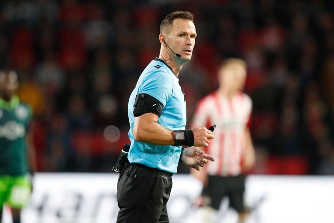 Archivo - EINDHOVEN, PSV - Sporting Clube de Portugal SCP, 19-09-2019, football, season 2019-2020, Europa League Group Stage, Philips Stadium, referee Ivan Kruzliak during the match PSV - Sporting Portugal