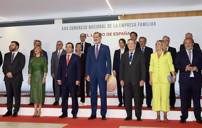 El Rey Felipe VI junto al presidente de la Junta de Extremadura, Guillermo Fernández Vara, y otras autoridades en la inauguración del XXV Congreso Nacional de la Empresa Familiar en Cáceres