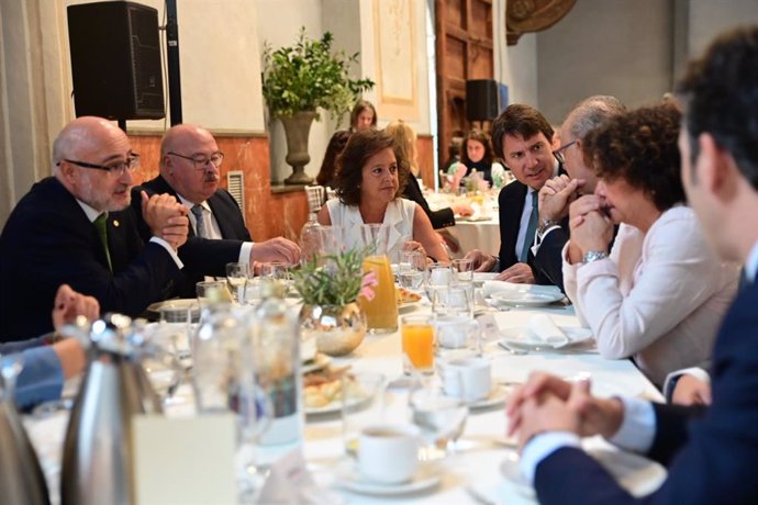 Catalina García, en el centro en la imagen, en el desayuno informativo organizado por Ideal de Granada