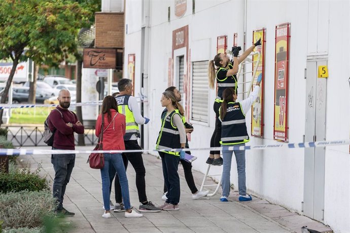 Varios agentes de Policía Nacional obtienen pruebas en las inmediaciones de la discoteca Caña Brava, a 3 de octubre de 2022, en Fuenlabrada, Madrid (España). 