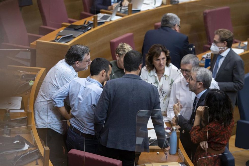 Miembros del PSOE y Compromís conversan en el Debate de Política General