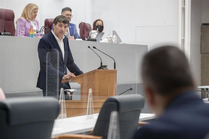 Archivo - Podemos califica de "cortina de humo" la bajada del IRPF anunciada por López Miras 