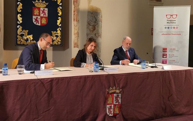 Acto de la firma del convenio entre la consejera y Banco Santander.