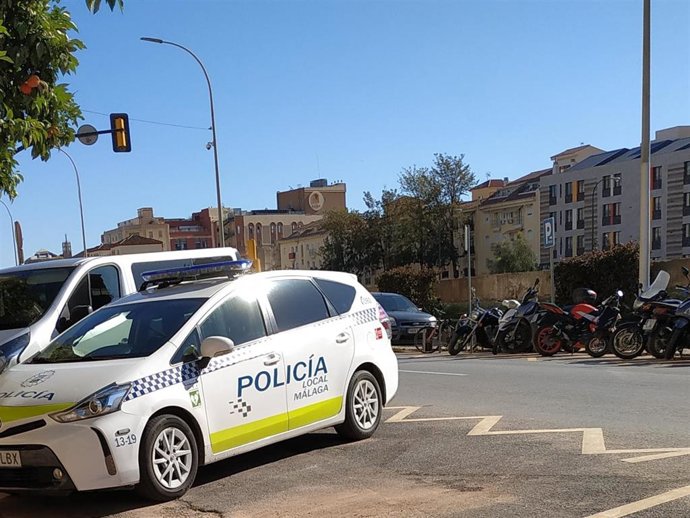 Archivo - Coche de la Policía Local de Málaga en la ciudad