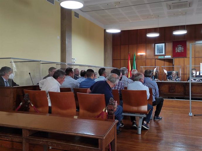 Los acusados, esperando el pronunciamiento del tribunal tras la incomparecencia de uno de los letrados