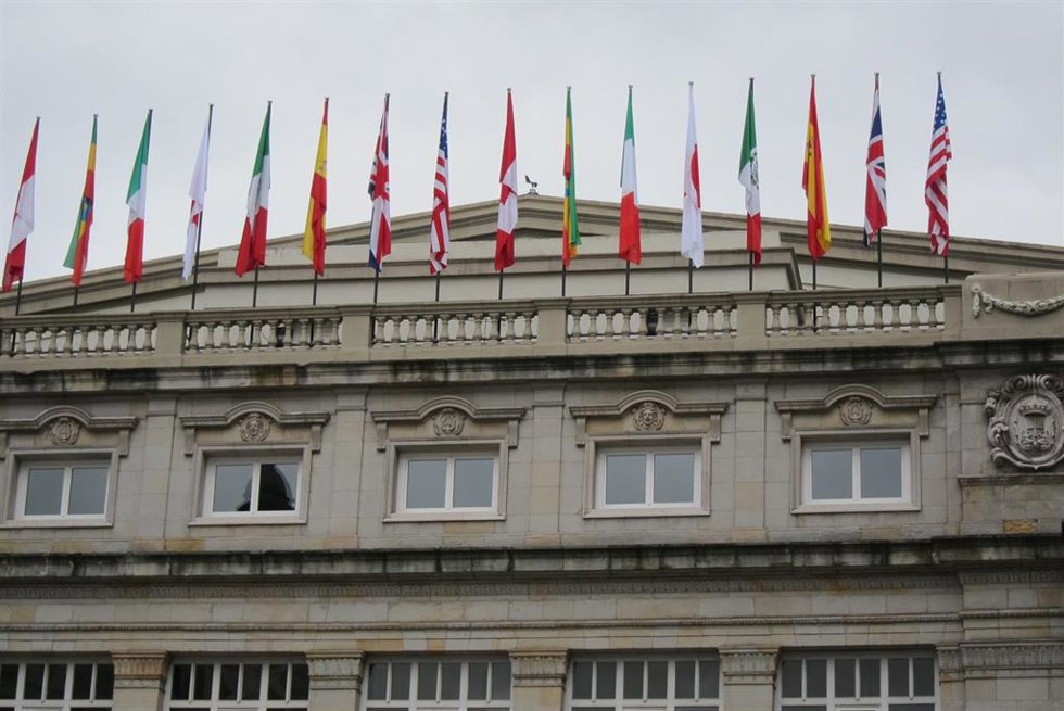 Archivo - Banderas del Teatro Campoamor el día de la entrega de los Premios Princesa de Asturias 2021.