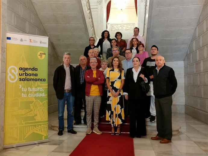La concejal de Participación Social del Ayuntamiento de Salamanca, Almudena Parres (centro), junto a representantes de asociaciones vecinales y otros colectivos de la ciudad.