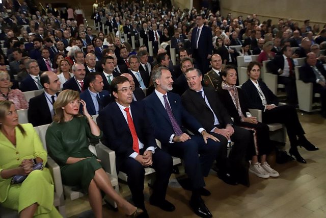El Rey Felipe VI junto al presidente de la Junta de Extremadura y al presidente del Instituto de la Empresa Familiar en el XXV Congreso Nacional de la Empresa Familiar que se celebra en Cáceres