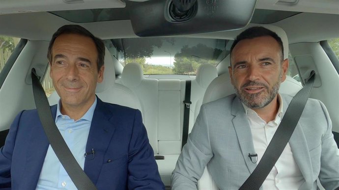 Gonzalo Gortázar (a la izquierda), consejero delegado de CaixaBank, en un momento de su intervención en capítulo dedicado a la educación financiera de la serie Formación sobre Ruedas