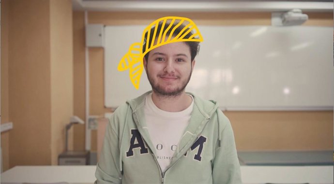 Adrin, superviviente de cáncer infantil, participa en el porgrama 'Pañuelos amarillos'