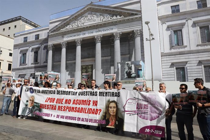 Un grupo de personas perteneciente a la plataforma de víctimas del Alvia de Santiago se concentra frente a las puertas del Congreso de los Diputados, a 3 de octubre de 2022, en Madrid (España). La plataforma Víctimas Alvia 04155 se concentra para pedir 