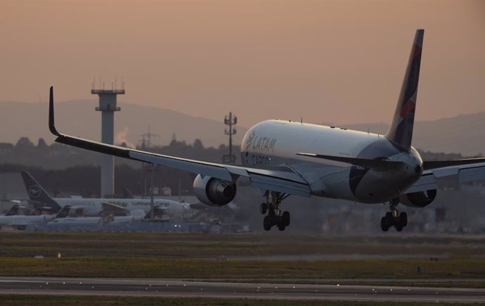 Archivo - FILED - 29 April 2021, Hessen, Frankfurt_Main: A LATAM Passenger plane lands at Frankfurt Airport. 