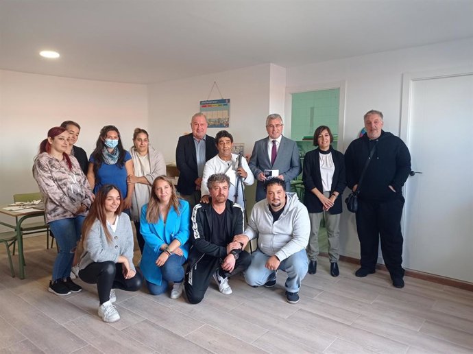 El consejero de Desarrollo Autonómico, José Ángel Lacalzada, visitado esta mañana el proyecto impulsado por la Asociación de Promoción Gitana de La Rioja (APGR) bajo la denominación 'Hacia la Venta Ambulante Digitalizada 2022-2023