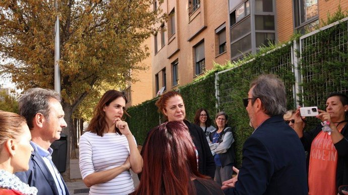 La portavoz de Más Madrid en el Ayuntamiento, Rita Maestre, y la portavoz de la formación en Carabanchel, Esther Gómez, con vecinos de La Peseta