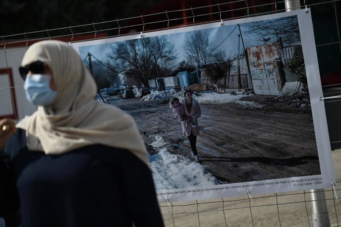 Archivo - Una mujer delante de una fotografía, del fotoperiodista Samuel Aranda, en la exposición Encender la dignidad, en la Casa de Asociaciones de Rivas-Vaciamadrid