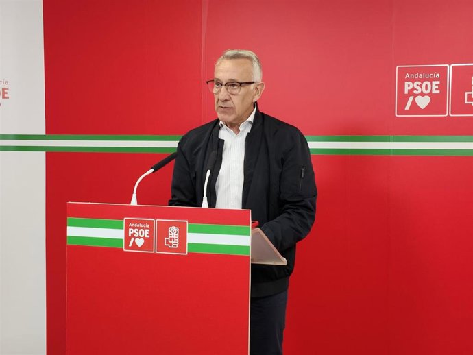 El secretario de Agricultura y Ganadería de la Ejecutiva Provincial del PSOE de Huelva, Juan Antonio García, en rueda de prensa.