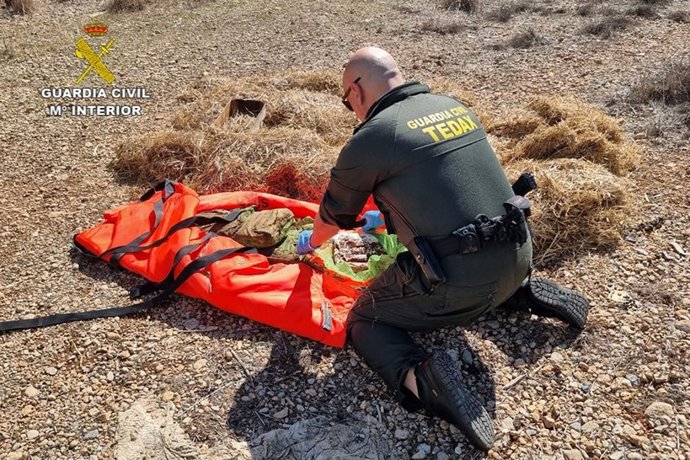 Especialista de la Guardia Civil destruye 15 kilos de dinamita Goma-2.