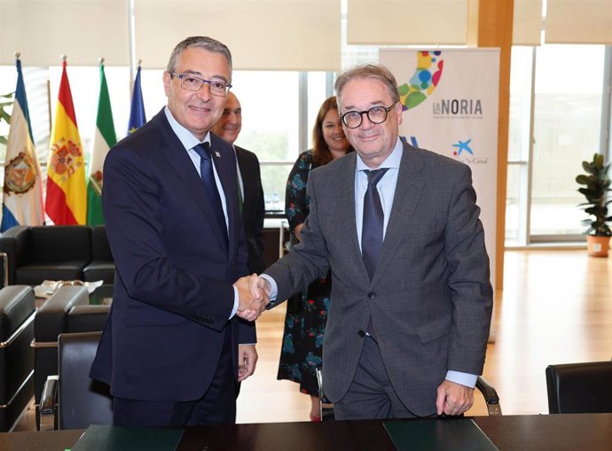 El presidente de la Diputación de Málaga, Francisco Salado, y el subdirector general de la Fundación "la Caixa", Marc Simón,