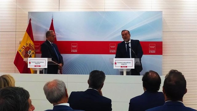 Los consejeros de Educación y Justicia de la Comunidad de Madrid, Enrique Ossorio y Enrique López, presentan los protocolos de prevención en bandas latinas y drogas en colegios e institutos