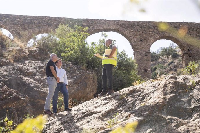 Giménez visita las obras de reparación del acueducto de Albanchez junto al alcalde del municipio, Amador López Pardo.