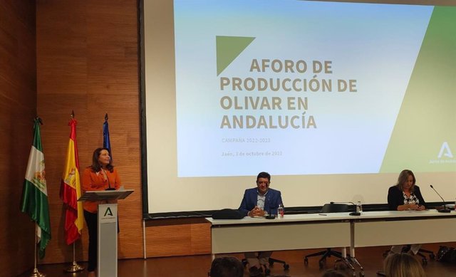 Carmen Crespo presenta el aforo del olivar 2022-2023.