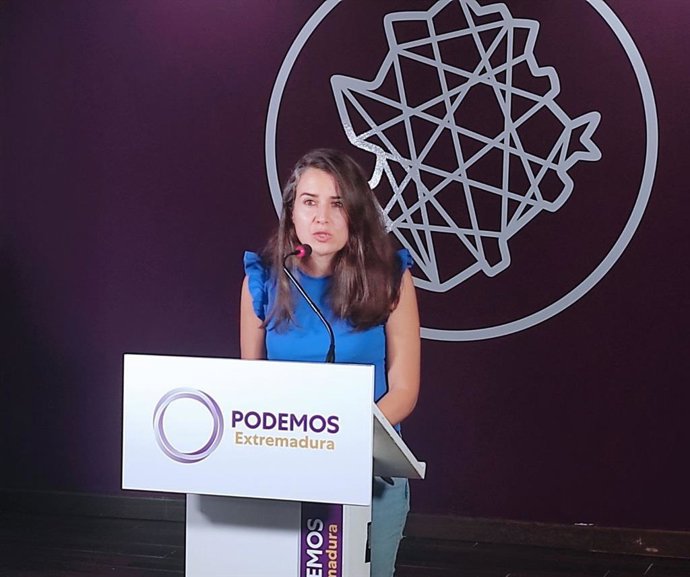 La coordinadora de Podemos Extremadura, Irene de Miguel, en rueda de prensa