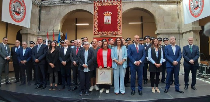 Foto de  familia de los galardonados durante el acto de celebración de la festividad de la Policía Local de Gijón, presidido por la alcaldesa gijonesa, Ana González,  en el Centro de Cultura Antiguo Instituto (CCAI)